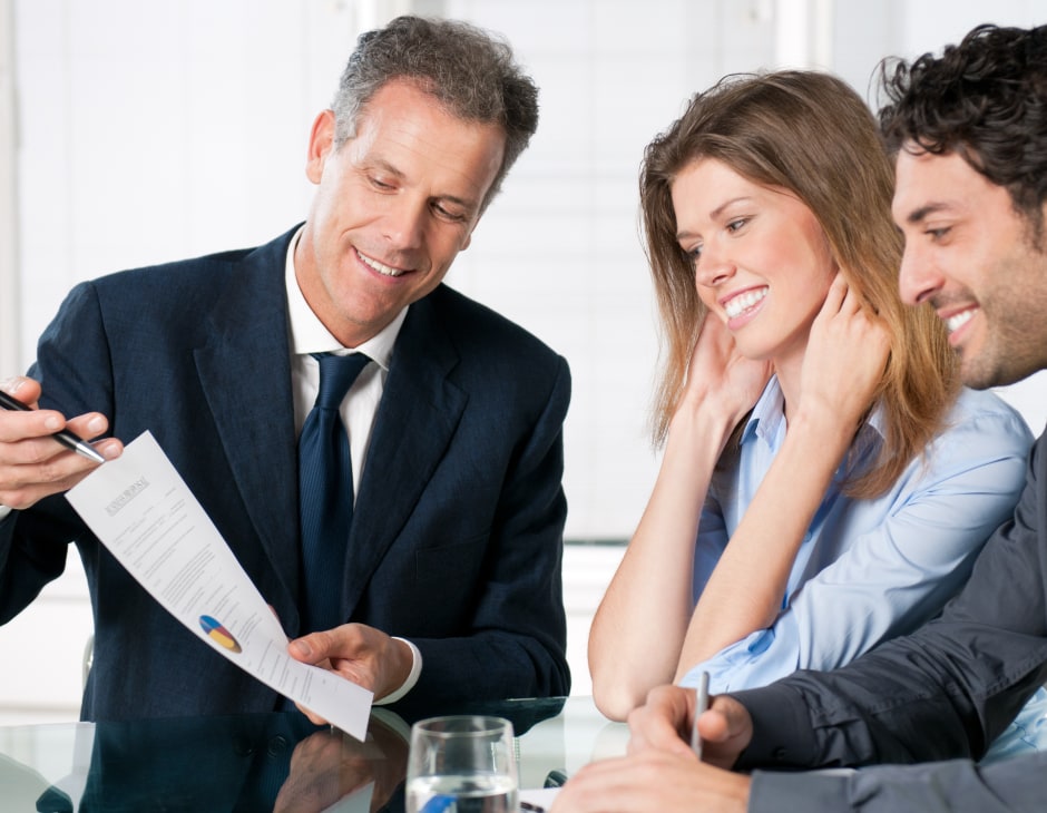 Familia junto acesor financiero