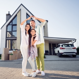 familia asegurada con casa, carro y seguro de vida