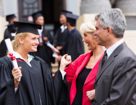 Joven graduada de la universidad con su familia