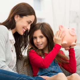 Madre enseñando a su hija a ahorrar